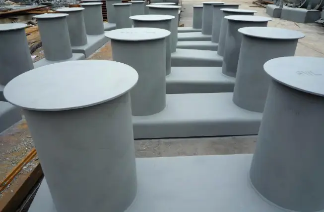 Waarom is het touw van een schip aan een gewone bollard bevestigd?